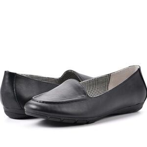 New in Box Cliffs White Mountain Cream Loafer Flats 7 W